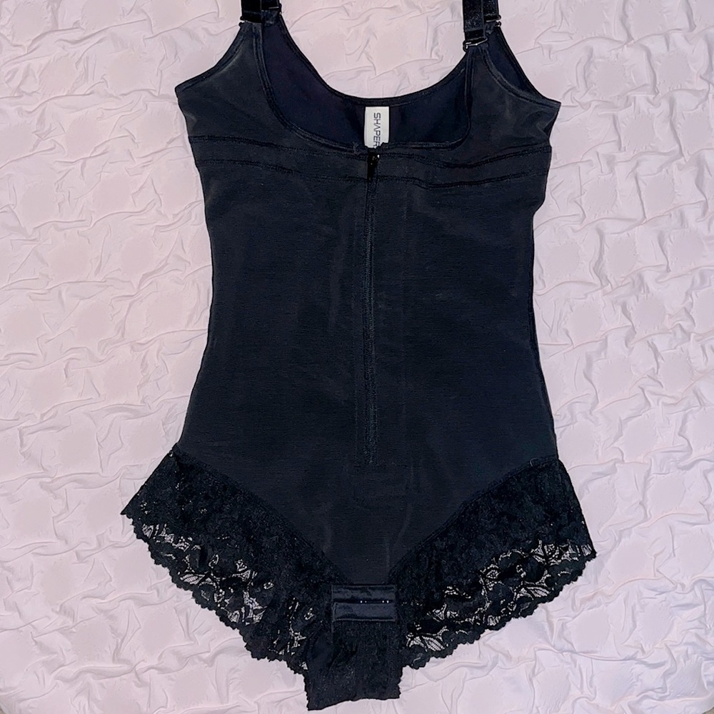 Black lace shape wear